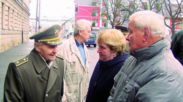 Generál Antonín Husník s Alenou a Jiřím Kučerovými, dětmi popraveného štábního kapitána Josefa Kučery.