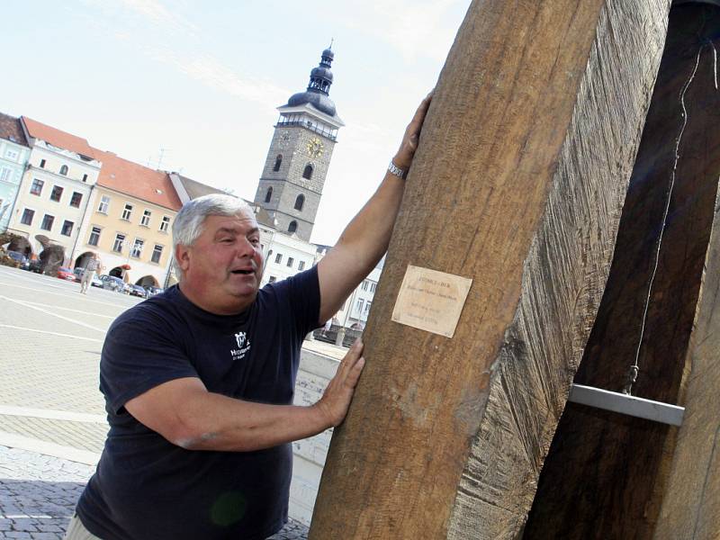 Téměř dvou a půl tunovou zvonici v úterý nainstalovali její autoři na českobudějovické náměstí Přemysla Otakara II v rámci kulturního léta ve městě.