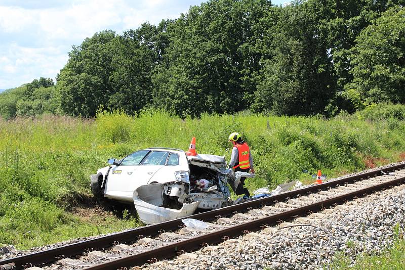 Tragická havárie se stala na železničním přejezdu u Nedabyle na Českobudějovicku. Vyžádala si lidský život.