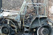 Stodolu v Popovicích u Dolního Bukovska zachvátily ve středu večer plameny. Vznikly patrně kvůli elektrickému zkratu v traktoru a způsobily škodu přes 1, 5 milionu korun. 