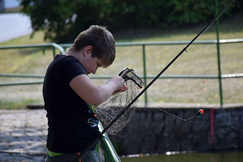 V sobotu se v Hostech uskutečnil dětský rybářský závod.