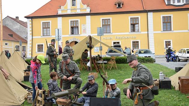 Slavnostní salvy, odhalení pomníku obětem 1. světové války nebo vojenské ležení. Tak vypadala v roce 2018 v Nových Hradech připomínka sto let vzniku Československa. V roce 1918 bylo obnoveno také Polsko.