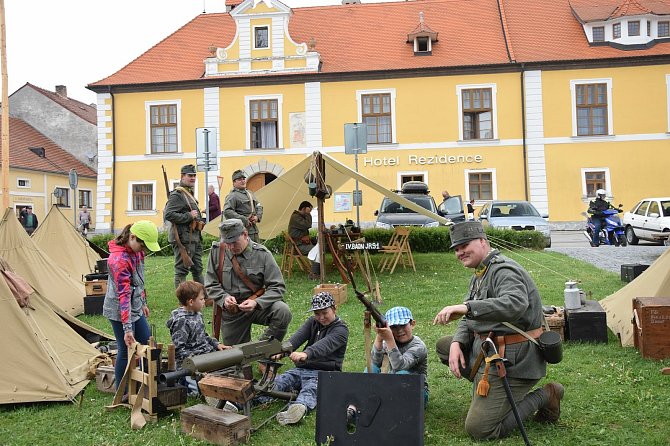 Slavnostní salvy, odhalení pomníku obětem 1. světové války nebo vojenské ležení. Tak vypadala v roce 2018 v Nových Hradech připomínka sto let vzniku Československa. V roce 1918 bylo obnoveno také Polsko.