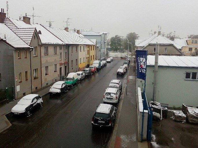 České Budějovice - Tovární a Rudolfovská ulice. Jen zasněžené střechy, na silnicícz mokro.