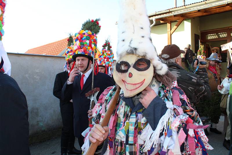 Tradičním masopustním veselím ožily v sobotu Strážkovice, obec na hlavním tahu z Českých Budějovic do Trhových Svinů. Masopustní tradici tady obnovili v roce 2011.