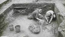 Archeologický výzkum na Piaristickém náměstí. Foto ze sbírky fotografií a pohlednic Jiřího Dvořáka poskytl Státní okresní archiv České Budějovice