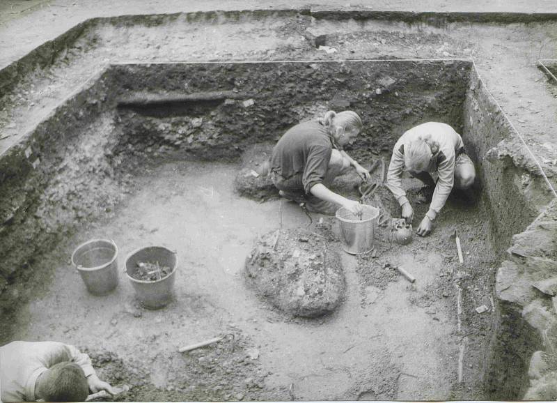 Archeologický výzkum na Piaristickém náměstí. Foto ze sbírky fotografií a pohlednic Jiřího Dvořáka poskytl Státní okresní archiv České Budějovice