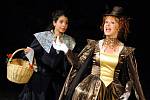 Jihočeské divadlo hraje do 28. června před otáčivým hledištěm romantickou komedii Tři mušketýři. Na snímku Tereza Vítů jako Constance a Věra Hlaváčková jako královna Anna.