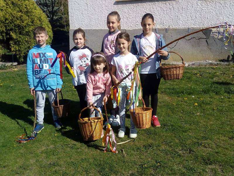 Koledníci hojně chodili s pomlázkou v obci Sviny na Táborsku. V krásných krojích přišly pro pomlázku i děti z farnosti Veselí nad Lužnicí.