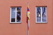 Tibetská vlajka před krajským úřadem.