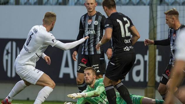 Fotbalisté Dynama v I. lize senzačně otočili zápas se Slováckem z 0:2 na 3:2 (zleva Hofmann, Mihálik, Vorel, Čolič a Čavoš).