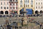 V rámci Velikonočního hrkání Divadla Víti Marčíka vztyčili na českobudějovickém náměstí Přemysla Otakara II. křížovou cestu. Tesali ji v pátek od 8 do 12 h.