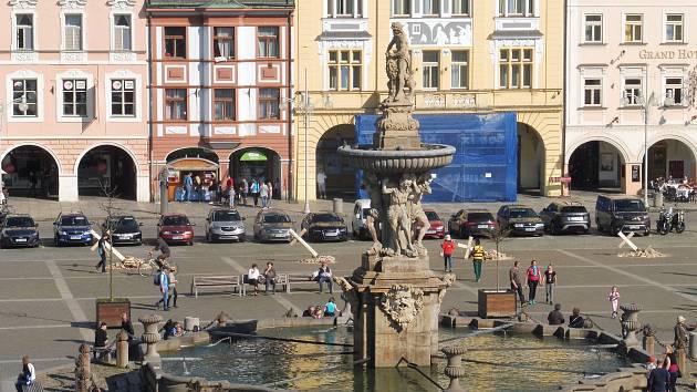 V rámci Velikonočního hrkání Divadla Víti Marčíka vztyčili na českobudějovickém náměstí Přemysla Otakara II. křížovou cestu. Snímek z roku 2019.
