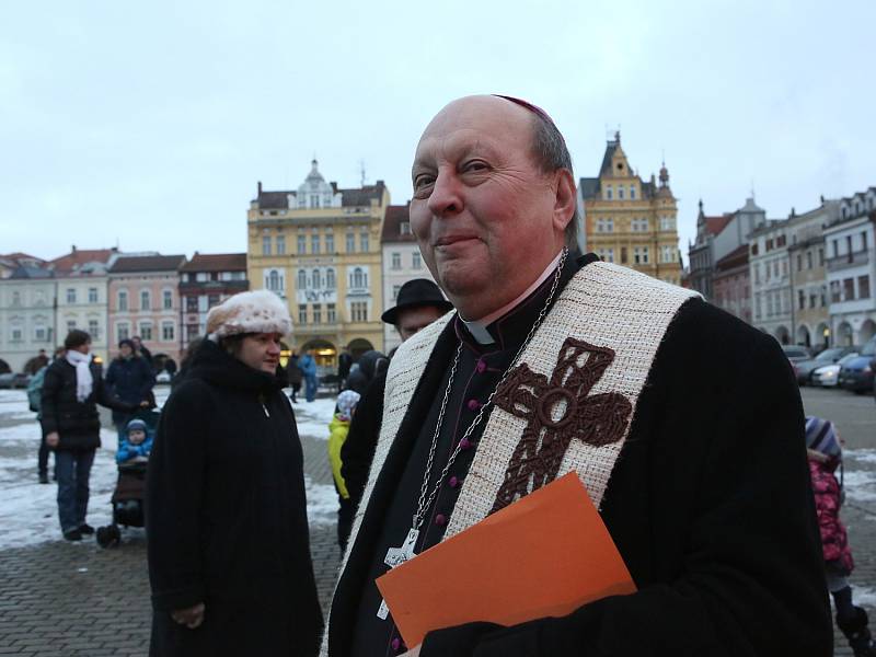 Tři králové zahájili na českobudějovickém náměstí sbírku Městské charity