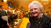 Nejstarší jihočeská dechovka Babouci hrála 7. února 2015 na hasičském bále v Němčicích na Prachaticku. Zde má kapela kořeny a domov, hraje bez aparatury. Terezie Rožboudová (89), vdova po slavném kapelníkovi.