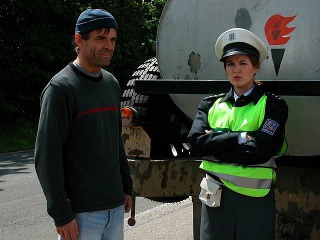 Rebelující pilot Tony Mareš (Miroslav Etzler) a „brutální“ dopravní policistka Marie (Zuzana Norisová). Mezi nimi vznikne vztah.