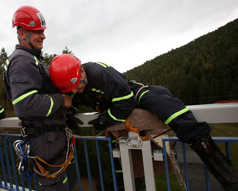 Lezecké cvičení hasičů na Husinecké přehradě