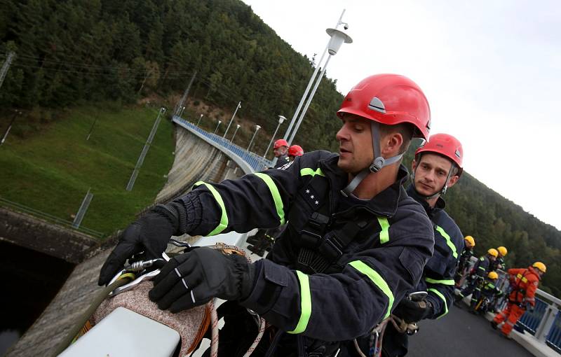 Lezecké cvičení hasičů na Husinecké přehradě