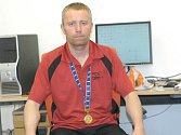 Tomáš Pier v redakci Deníku s "malou" zlatou medailí za vítězství Rakušanů v B-skupině mistrovství světa v in-line hokeji ve švédském Karlstadu.