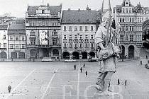 Památková péče. Osazení kopie sochy Spravedlnosti na atiku českobudějovické radnice v roce 1981.