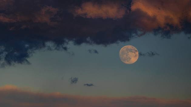 Největší úplněk v tomto roce zalezl za mraky. Lukáš Gallo krásný měsíc zachytil o den dřív. 
