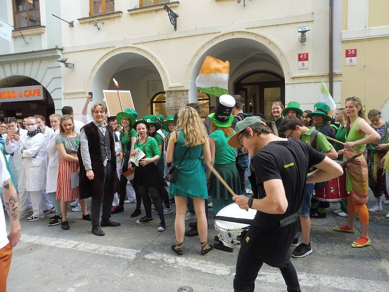 Budějovický majáles vyvrcholil v pátek 24. května tradičním průvodem městem. Studenti ze 17 škol prošli ulicemi centra v maskách. Dav mířil na Sokolský ostrov, kde program pokračoval volbou Krále majálesu. Navečer se zde tradičně koná hudební program.