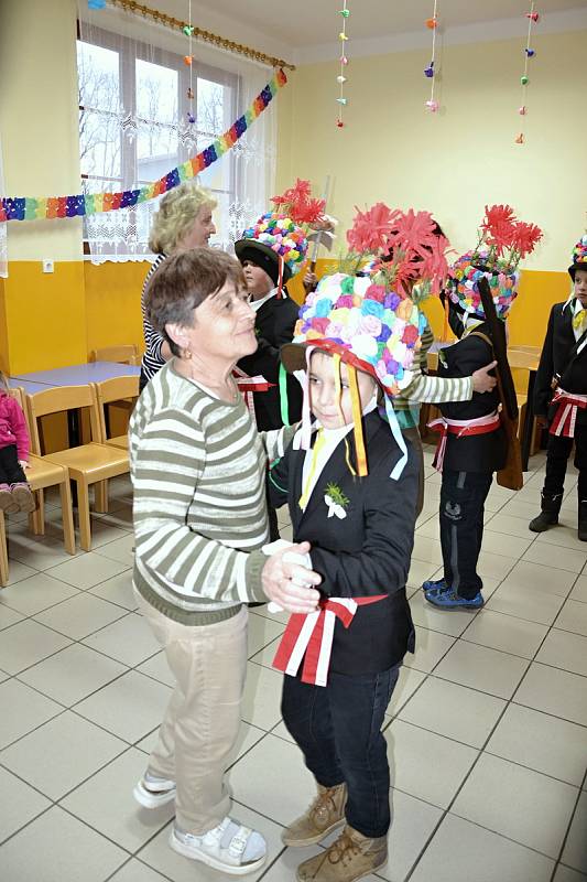 Do Masopustu v Nových Hradech se zapojily i děti.