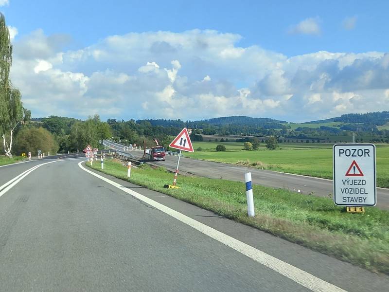 Obchvat Olbramovic těsně před otevřením. Má zjednodušit cestu mezi Budějovicemi a Prahou, kterou často komplikují nehody.