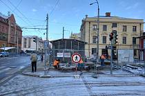 K budově vlakového nádraží v Českých Budějovicích už se zase může po chodníku, jak ukazuje snímek z 29. listopadu 2023.