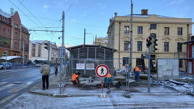 K budově vlakového nádraží v Českých Budějovicích už se zase může po chodníku, jak ukazuje snímek z 29. listopadu 2023.