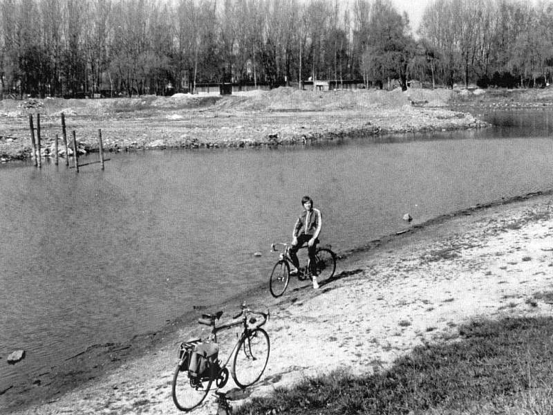 KDYSI: Rybník Bagr ve Stromovce v květnu roku 1988.