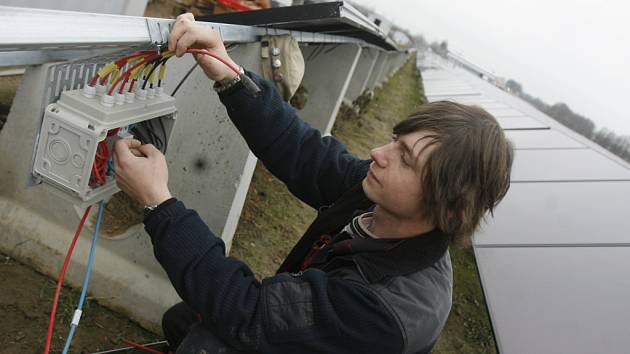 Největší sluneční elektrárna ve střední a východní Evropě má rozlohu 12 hektarů a k výstavbě bylo použito 40 000 solárních panelů. Na snímku elektromechanik Václav Řezníček při propojování fotovoltaických článků.