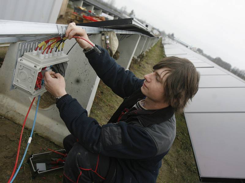 Největší sluneční elektrárna ve střední a východní Evropě má rozlohu 12 hektarů a k výstavbě bylo použito 40 000 solárních panelů. Na snímku elektromechanik Václav Řezníček při propojování fotovoltaických článků.