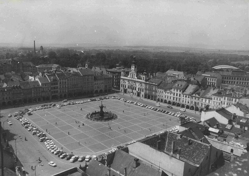 Pohled z Černé věže na Žižkovo náměstí, 1973. Foto ze sbírky fotografií a pohlednic Jiřího Dvořáka poskytl Státní okresní archiv České Budějovice.