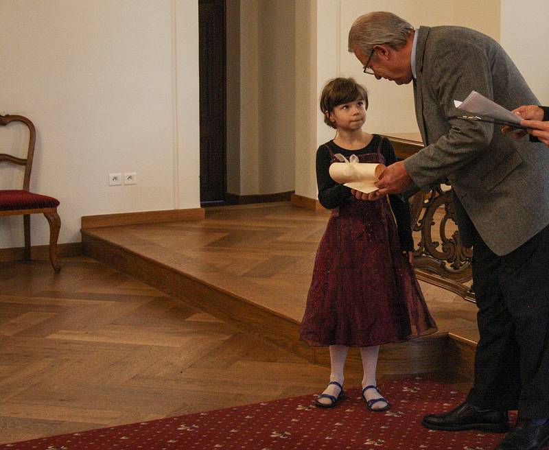 Ocenění talentů se uskutečnilo v obřadní síni českobudějovické radnice ve středu 15. listopadu. Dary předával náměstek primátora Jaromír Talíř.