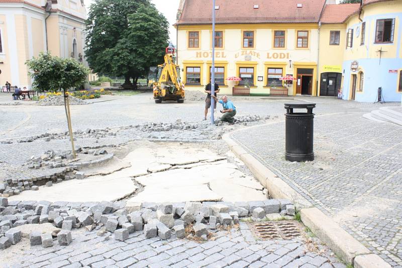 Obyvatelé města v pondělí pokračovali v likvidaci škod, které napáchal víkendový přívalový déšť.