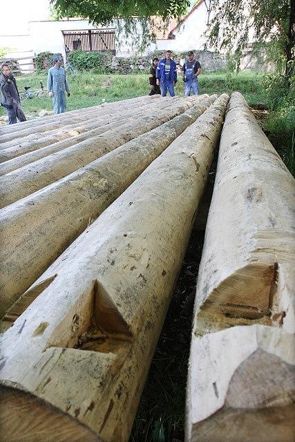 Členové spolku Vltavan z Purkarce u Hluboké nad Vltavou dokončili v sobotu v kempu ve Střelských Hošticích stavbu vorové tabule složené z devíti šestimetrových klád. 