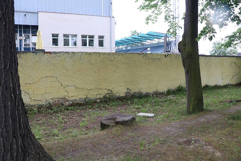 Majáles v úterý pokračoval. Zeď pro graffiti na fotbalovém stadionu Dynamo.