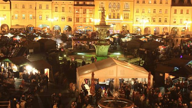 Adventní trhy na českobudějovickém náměstí. Ilustrační foto.