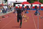 V sobotu před polednem začal na českobudějovickém stadionu TJ Sokol závod profesionálních hasičů v běhu na 100 metrů s překážkami.