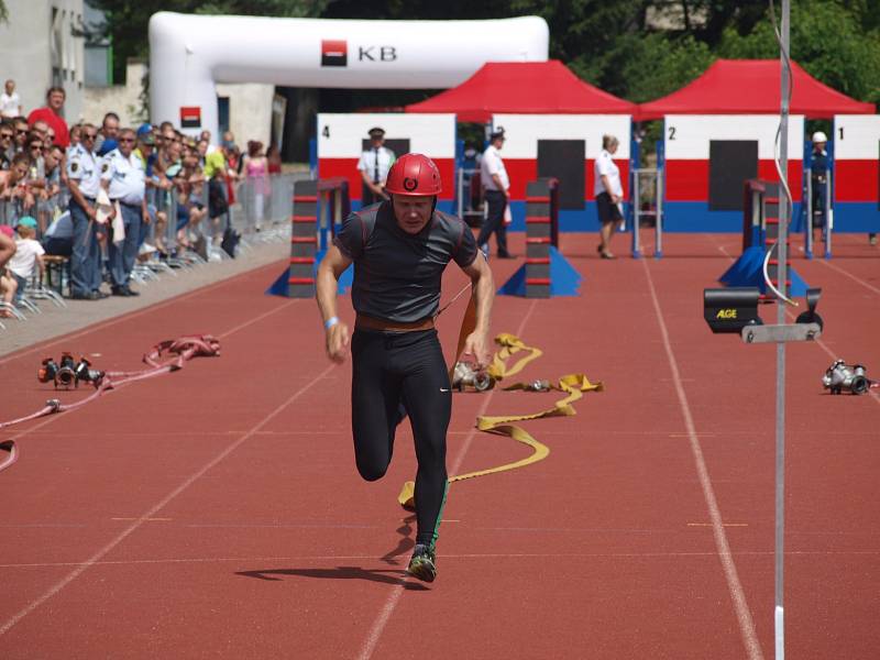 V sobotu před polednem začal na českobudějovickém stadionu TJ Sokol závod profesionálních hasičů v běhu na 100 metrů s překážkami.
