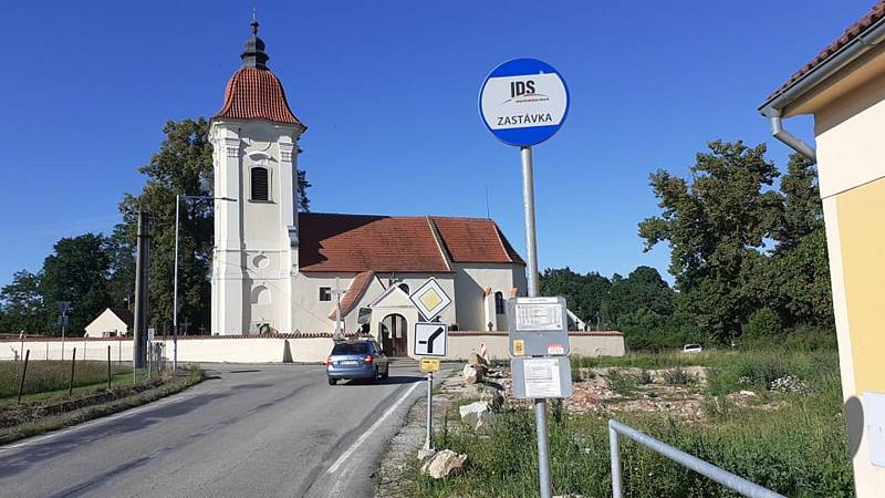 Už loni ke konci roku zbourali v Dolních Slověnicích faru. Do budoucna zde chtějí zbourat i trojici mostů, na jejich místě vyrostou mosty nové, širší.