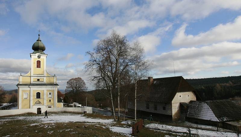 Poutní kostel sv. Vojtěcha ve Lštění dnes. Magické místo prý rádi navštěvovali Jan Neruda, Karel Klostermann, Julius Zeyer, Jindřich Šimon Baar nebo Adolf Heyduk.