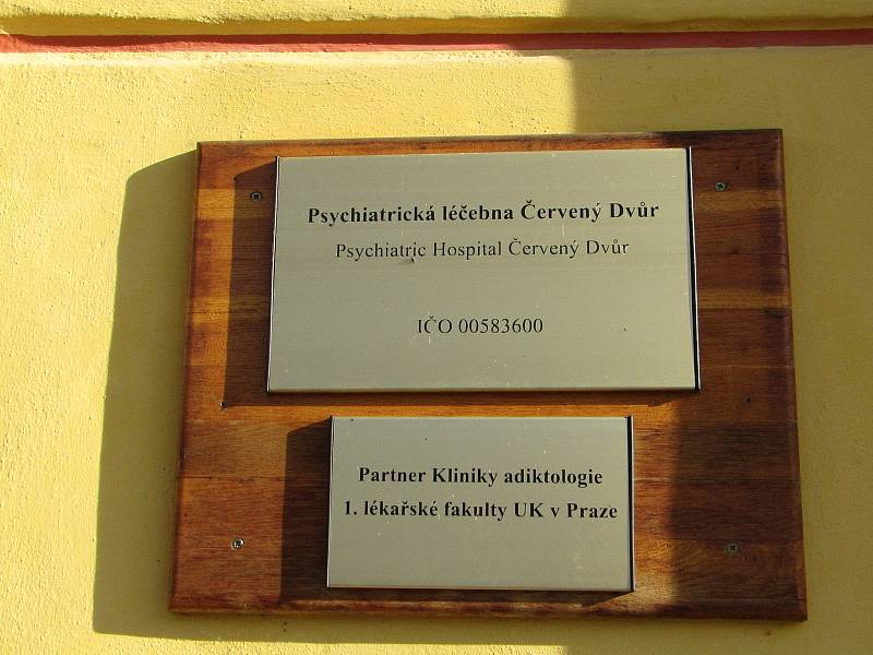 O závislostech jsme hovořili s lékařem a psychoterapeutem Vojtěchem Prášilem přímo v Psychiatrické léčebně Červený Dvůr na Českokrumlovsku