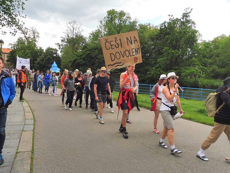 Českobudějovický majáles 2020. Studenti v maskách tentokrát v menším množství prošli městem. Veselí byli i tentokrát.