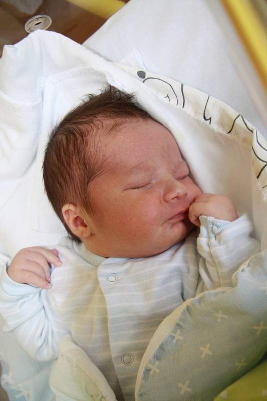 Antonín Šrámek, Prachatice. Syn Marie a Petra se narodil 1.5. 2022 ve 12.15 hodin s váhou 3990 g. Doma na něj čekala sestřička Alžbětka (1).