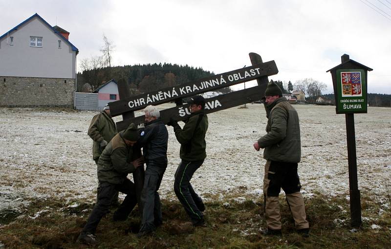 Národní park šumava začal vyměňovat více než 10 let staré cedule. Jedná se o 23 vítacích tabulí a 19 nových označení budov, které budou navádět k informačním střediskům či ubytovnám. 