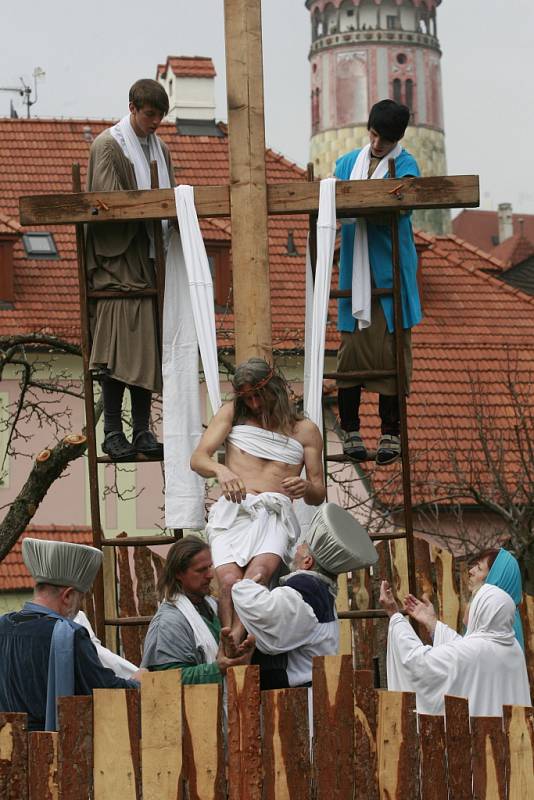 Ochotníci z Hořic na Šumavě sehráli na Bílou sobotu v jedničných reálných kulisách Českého Krumlova pašíjové představení o ukřižování Ježíše krista. 