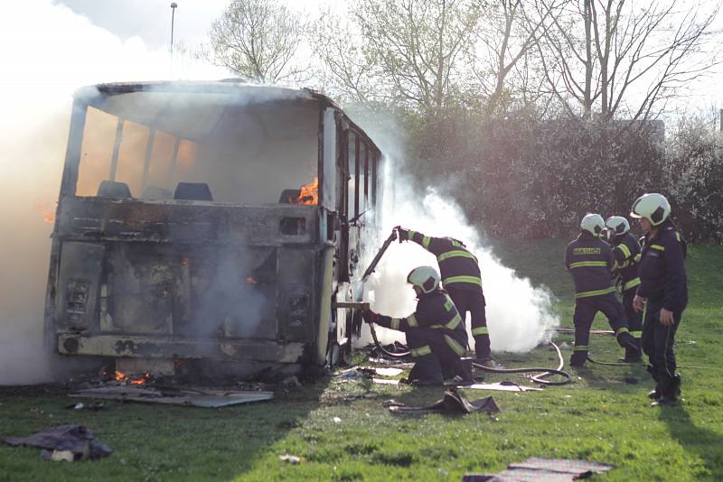  Vrak autobusu, který byl odstavený na louce podél cyklostezky v blízkosti sídliště Vltava, v úterý večer zapáli zatím z nejasných příčin neznámý žhář. 