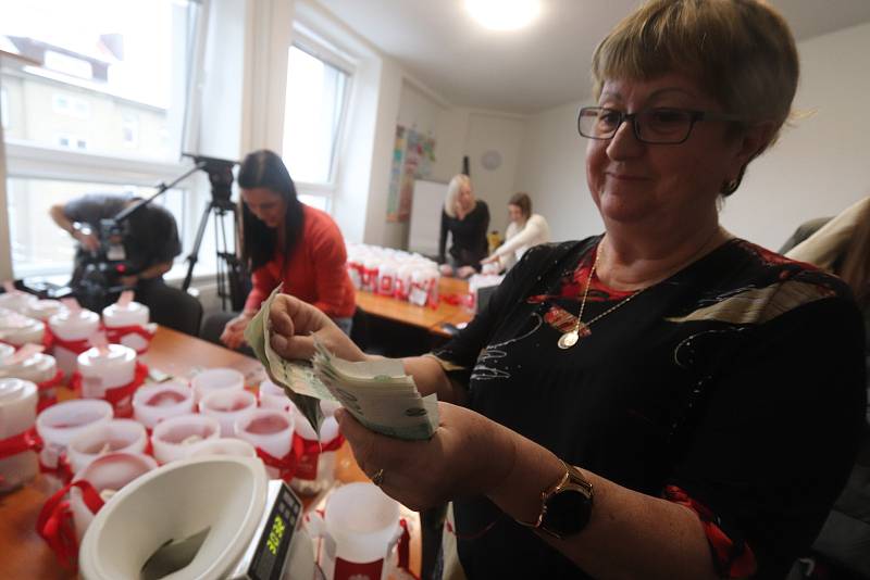 Pracovníci českobudějovické Charity a Městského úřadu sčítají výsledky Tříkrálové sbírky v Českých Budějovicích.